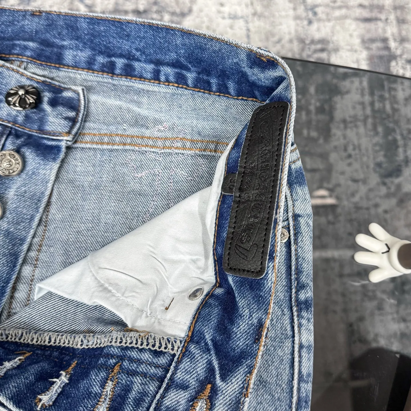 P260 Chrome Hearts 25FW CH Blue Pants Pink Leather Cross Bamboo Jeans. It adopts patchwork elements, mostly in the shape of a cross, and has glitter on the leather surface. Unique design, simple and elegant details, exquisite workmanship, the entire trousers are neatly routed, and the details are in place! It’s also so cool that both men and women can easily control it. It’s a gender-neutral trendy up version. Color: blue pants and pink leather Size: 28 30 32 34 36
